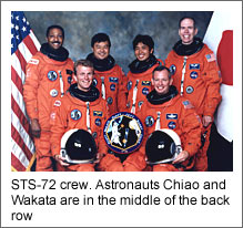 STS-72 crew. Astronauts Chiao and Wakata are in the middle of the back row (Courtesy of NASA)