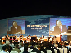 President Tachikawa speaking at the Heads of Agency Plenary Session at the International Astronautical Congress