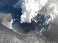 Sakurajima crater, photographed from a helicopter of the 72nd Kanoya Air Detachment, Marine Self-Defense Force. Japan has 110 active volcanoes. (courtesy: JMA)