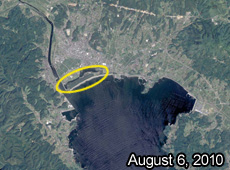 The area around Rikuzentakada city, Iwate prefecture before (upper image) and after (lower image) the Great East Japan Earthquake, as observed by DAICHI. The yellow circle shows where a pine grove that stretched for 2 km east to west was completely washed away by the tsunami. (courtesy: JAXA/ Yokoyama Geo-Spatial Information Laboratory Co., Ltd.)