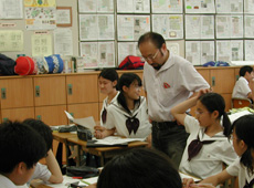 A JAXA staff member lectures in a comprehensive studies class.