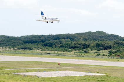 The JAXA jet research aircraft “Hisho” flies low over the phased array of microphones
