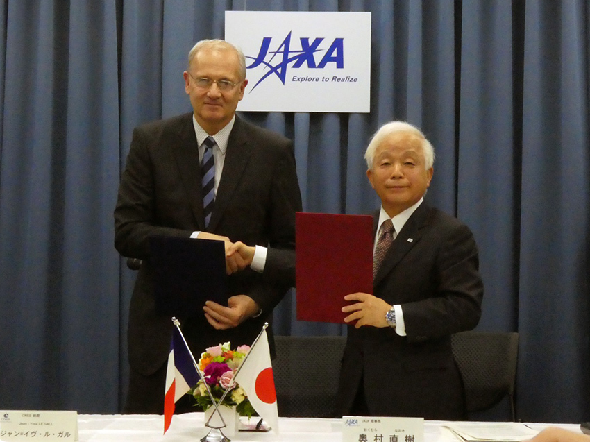 JAXA President Naoki Okumura (right) and CNES President Jean-Yves LE GALL  (left) shake hands after the signing ceremony.