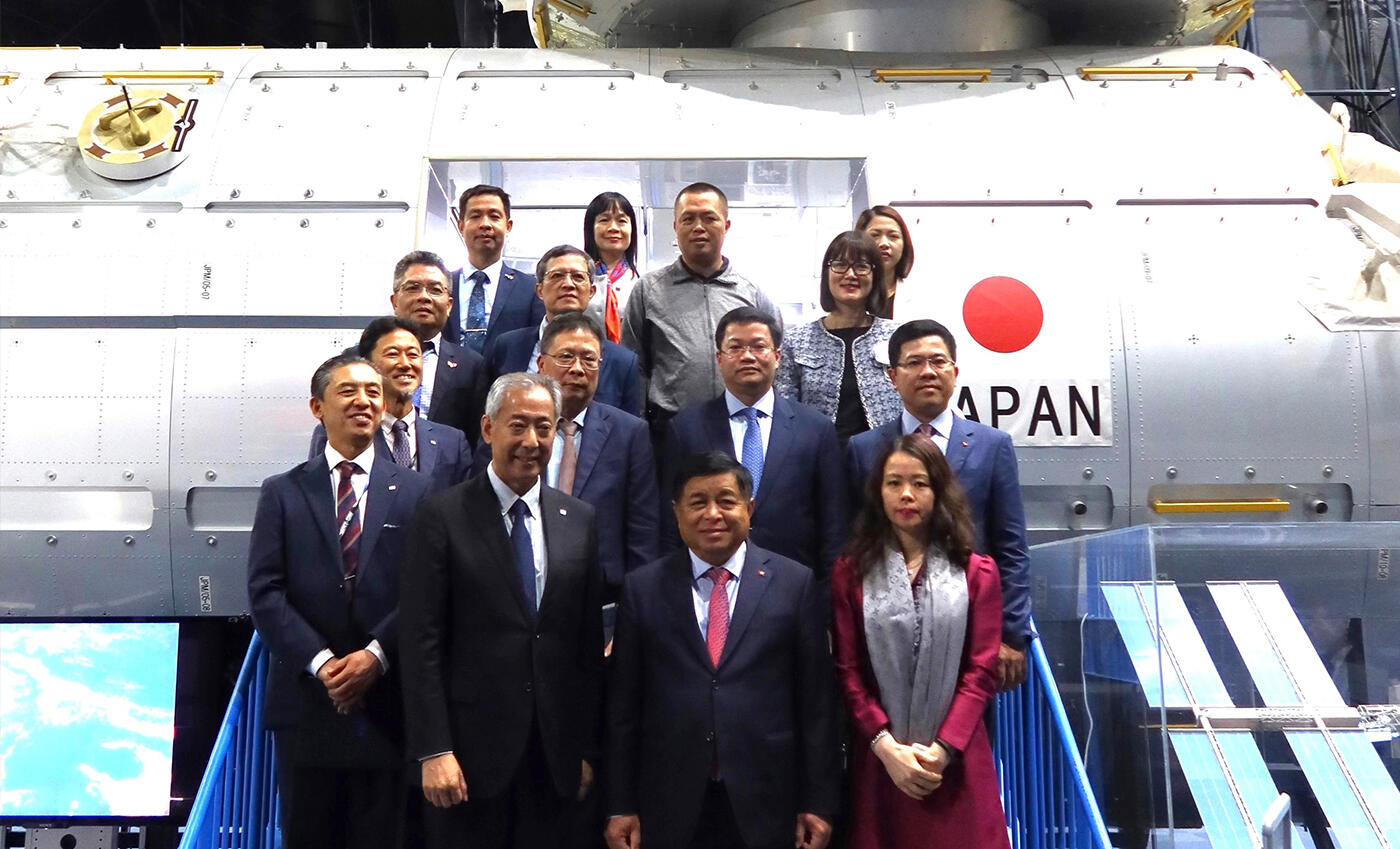 H.E. Dr. Nguyen Chi Dung, Deputy Prime Minister of the Socialist Republic of Viet Nam / Tsukuba Space Center