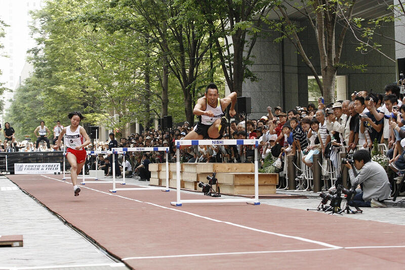 In 2007, Mr. Tamesue organized the Tokyo Street Track and Field in Marunouchi, Tokyo. In this competition, he himself participated as a hurdler.