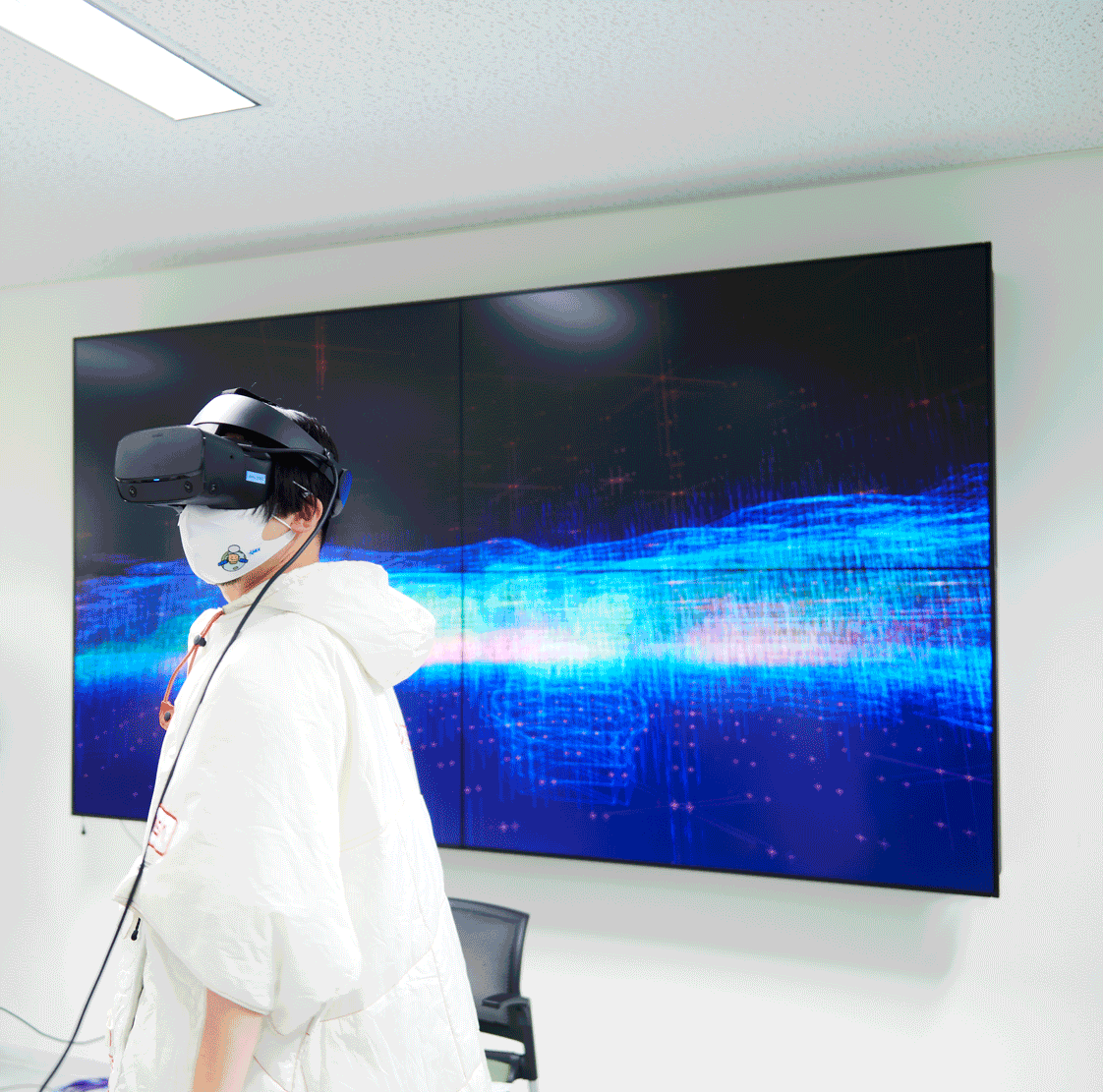 The Dual-frequency Precipitation Radar (DPR) onboard the GPM core satellite can observe precipitation in rain clouds in three dimensions; here Mr. Kodama is viewing 3D data of precipitation actually observed by the DPR in a VR space