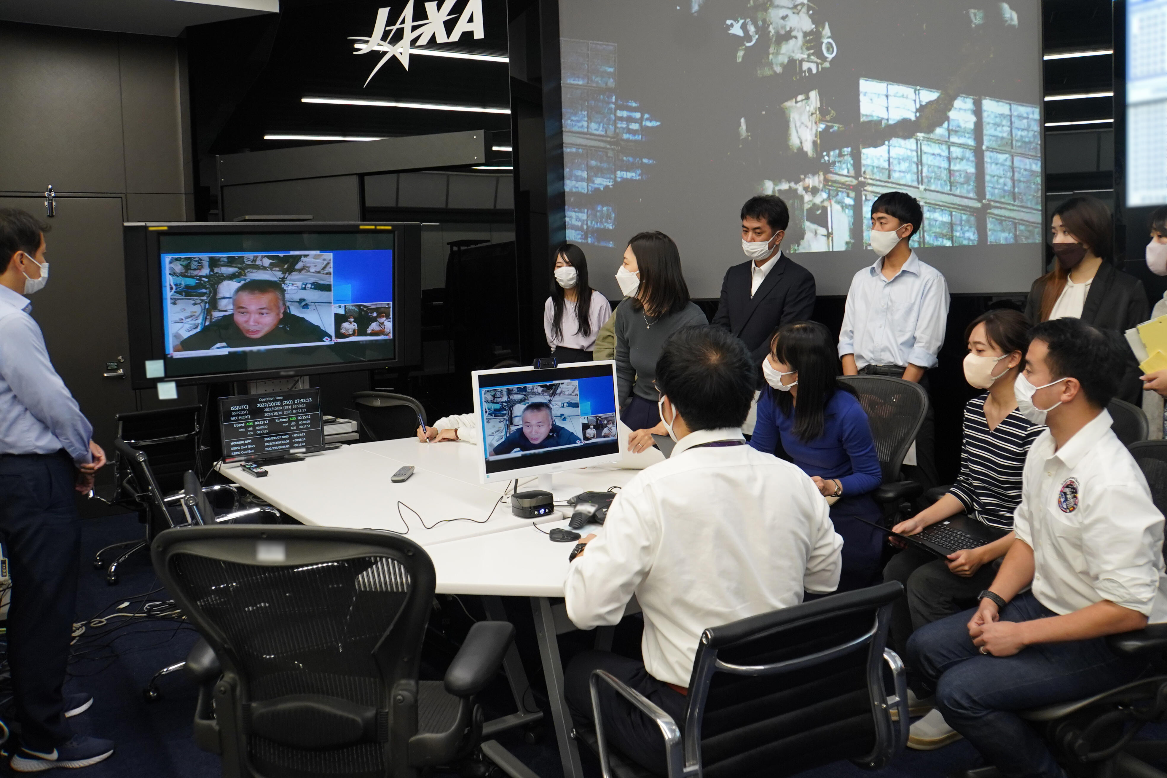 Meeting held between Astronaut WAKATA and the ground operations staff