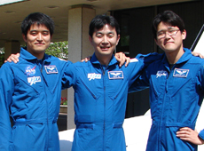 From left, astronauts Onishi, Kimiya Yui, and Norishige Kanai, all certified as ISS astronauts in 2011.