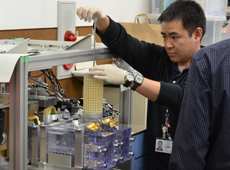 Astronaut Hoshide training to conduct life sciences experiments using the Aquatic Habitat