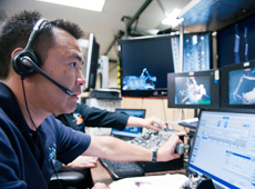 Astronaut Hoshide in training for the operation of Kibo’s robotic arm