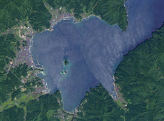 Yamada Bay, Iwate prefecture before the earthquake, as observed by DAICHI. (Photo taken on September 10, 2006.) (courtesy: JAXA/ Yokoyama Geo-Spatial Information Laboratory Co., Ltd.)