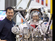 Astronaut Wakata (right) and Astronaut Noguchi (left) before training for extra-vehicular activities.