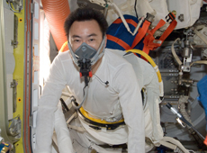 Astronaut Hoshide breathing pure oxygen before going on a spacewalk (courtesy: JAXA/NASA)