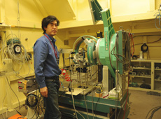 Equipment used to analyze dust from the asteroid Itokawa (courtesy: High Energy Accelerator Research Organization, KEK)