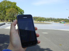 Reception of position signals improves near the Imperial Palace, where there are no tall buildings. (courtesy: Hideo Makino.)