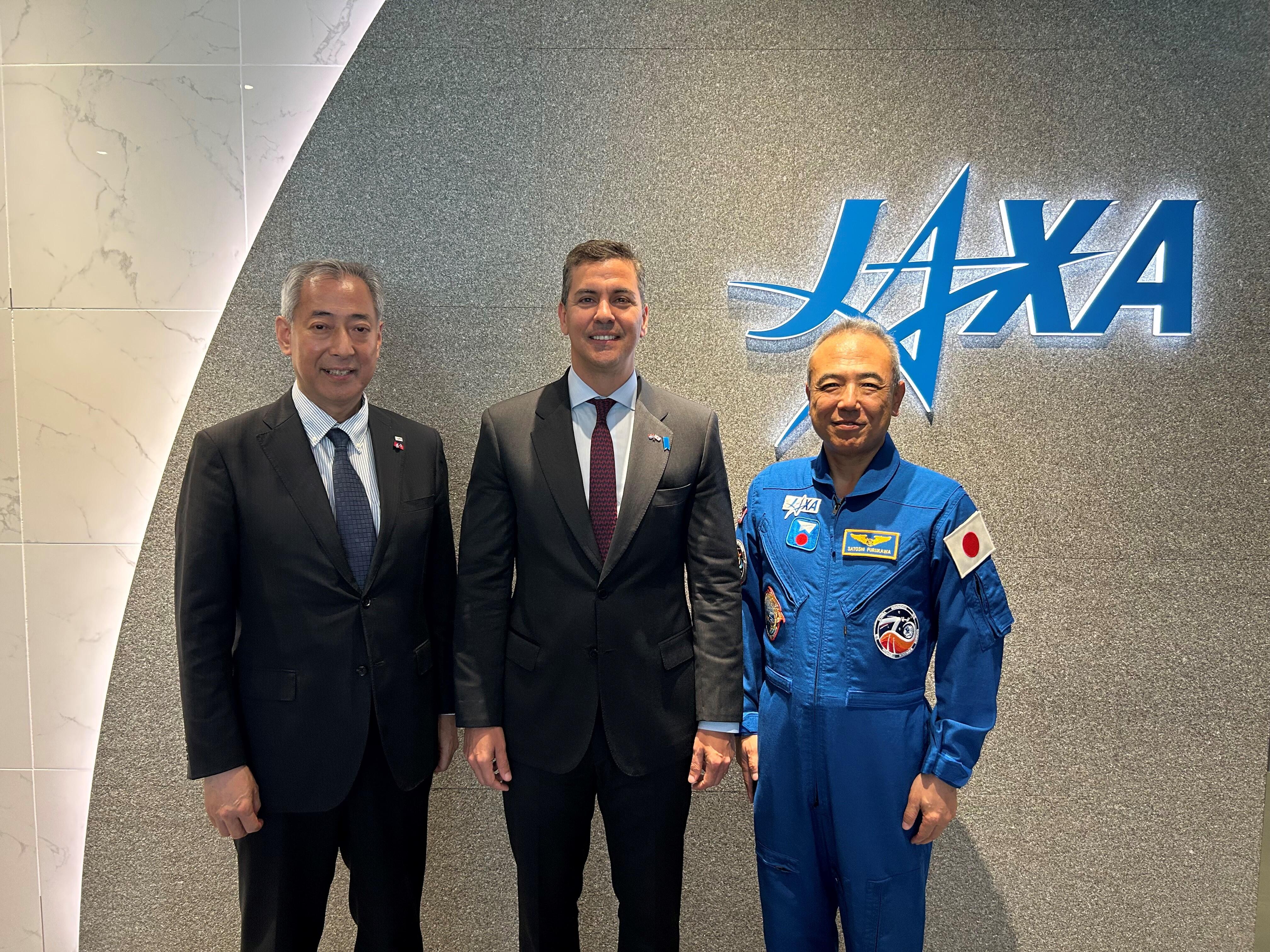 H.E. Mr. Santiago Peña PALACIOS, President of the Republic of Paraguay, Dr. YAMAKAWA Hiroshi, President of JAXA, Astronauts FURUKAWA Satoshi