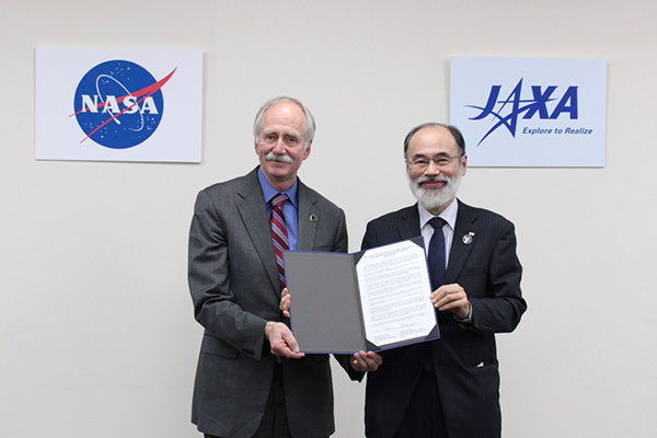 NASA Mr.William H. Gerstenmaier(left) and JAXA Mr.Takashi Hamazaki（right）