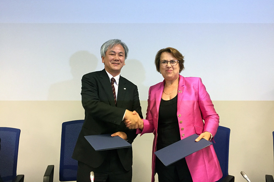 Signing ceremony of KiboCUBE programme extension during UNISPACE+50 (left: Mr. Masazumi Miyake, Director for International Relations and Research Department, right; Ms. Simonetta DiPippo, Director for UNOOSA)